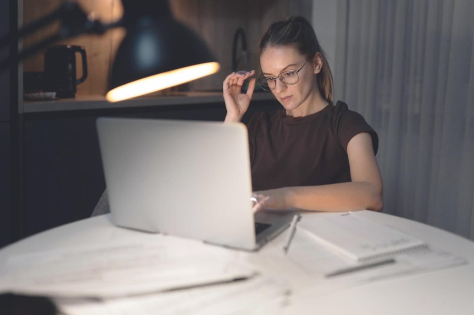 Moderne Büroumgebung für Finanzanalysen